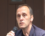 LUCA LAZZARESCHI DIRETTORE ARTISTICO DEL FESTIVAL LA VERSILIANA AL MICROFONO DI GIANNI ZEI 